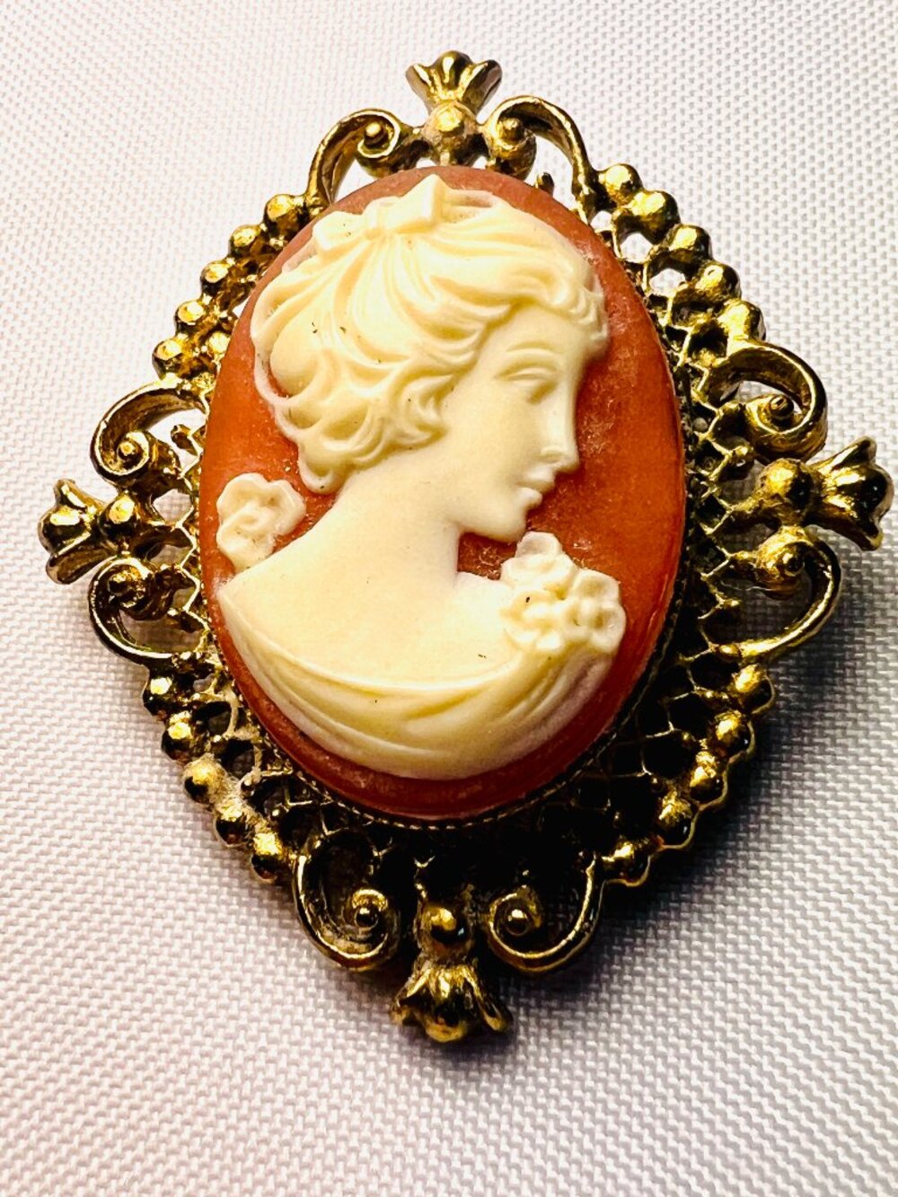 Vintage Avon Cameo Locket Brooch Pin Gold Tone Filigree Perfume D3SB3
